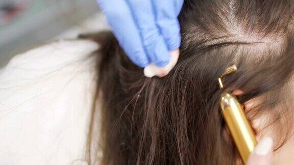 美容师用维生素和营养物质刺破头皮