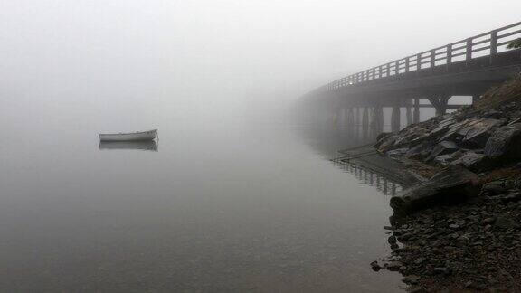 新罕布什尔州朴茨茅斯的大雾清晨