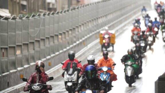 台北下着雨踏板车在慢镜头中移动