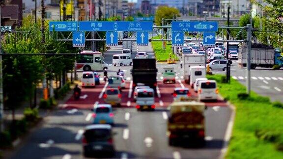 东京城市街道上的微型交通堵塞的时间推移倾斜