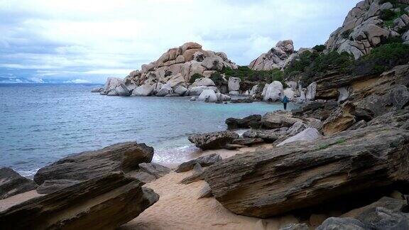 撒丁岛的海岸线偏僻的海滩和阴天美丽的自然风光