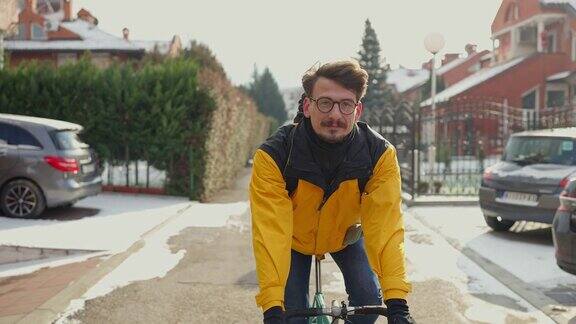 现代白人年轻人骑自行车上班