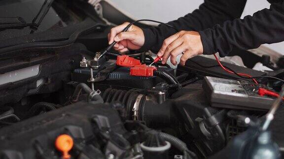 从事汽车维修服务和汽车电池维修的汽车机械师