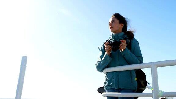 一名女子在乘坐4k渡轮时用相机拍照