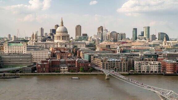 空中延时:英国伦敦圣保罗大教堂千禧年桥上的通勤人群