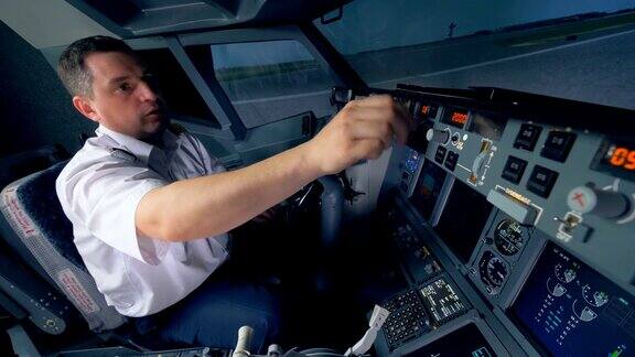 飞行员正在为飞行准备飞机模拟
