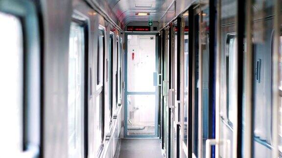 火车客舱的空走廊以4k慢镜头旅行