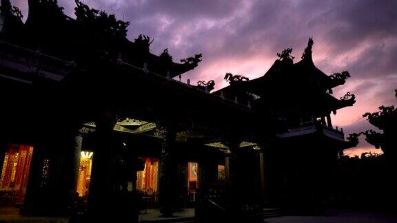 日落时中国寺庙的剪影