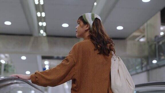一名亚裔女子在机场候机楼登机门