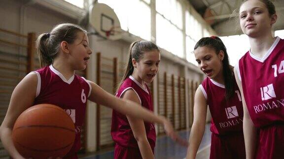 女子篮球运动员叠手