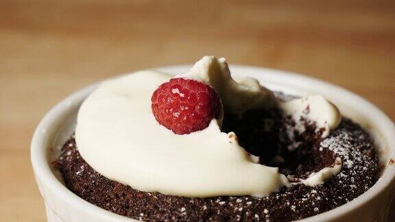 甜点是巧克力蛋糕奶油和覆盆子