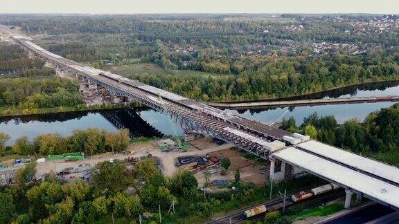 公路建设鸟瞰图包括桥梁跨越运河沼泽铁路和公路轨道