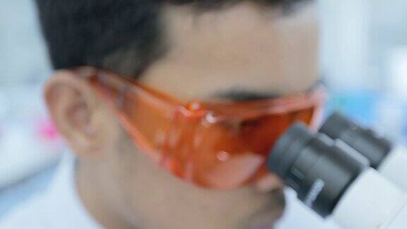 在实验室里观察显微镜的研究人员概念科学