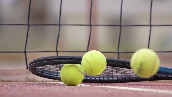 慢动作网球拍和在硬地场上背拍网球