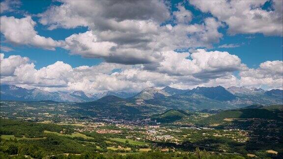 夏天的Gap市可以看到Ecrins国家公园的山脉Hautes-Alpes(阿尔卑斯山脉)法国