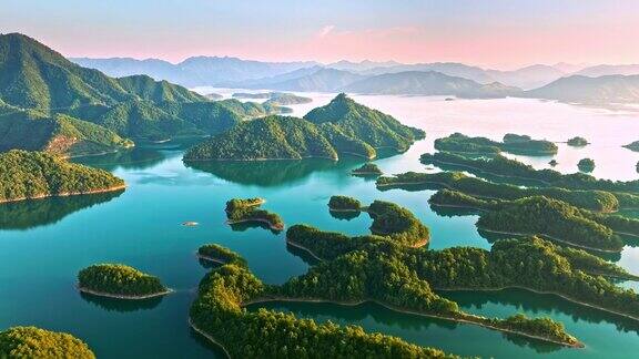 中国浙江省杭州淳安日出时美丽的千岛湖自然景观的航拍画面