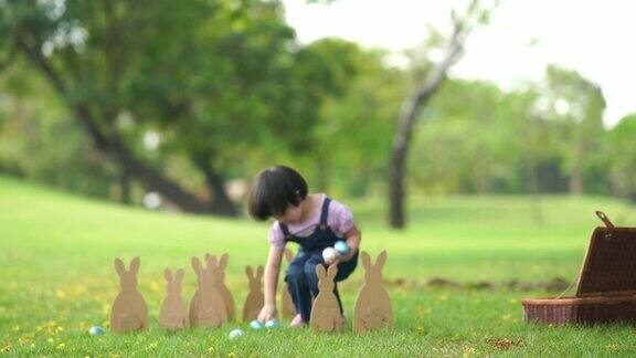 亚洲小女孩在花园里玩复活节概念