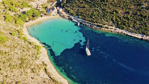 空中帆船停泊在亚得里亚海的一个海湾里