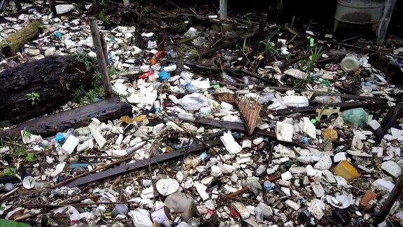 泰国沙慕普拉坎红树林的岸上垃圾