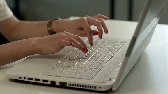 女人用手在电脑键盘上打字