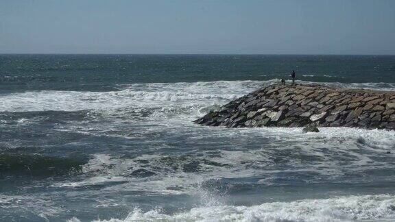 美丽的海洋沙滩与蓝色的海浪翻滚到海岸一些岩石呈现