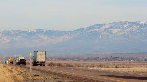 在美国西部乡村州际公路上的长途卡车