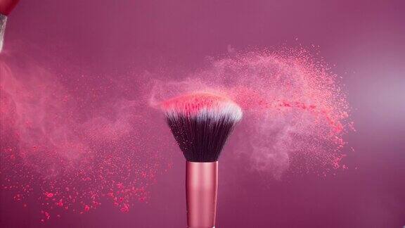 化妆刷与红色粉末爆炸在粉红色背景超级慢动作