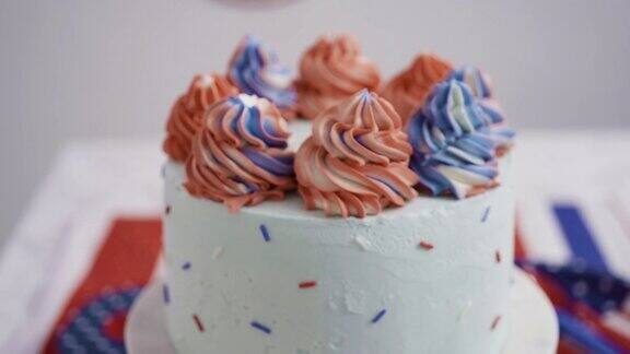 红、白、蓝三色圆形香草蛋糕配奶油糖霜