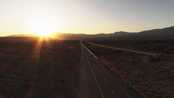 鸟瞰图的日出之间的高速公路之间的桌山附近的Mesquite内华达州美国在早春汽车和卡车很少来往无人机4K超高清视频与静态摄像头