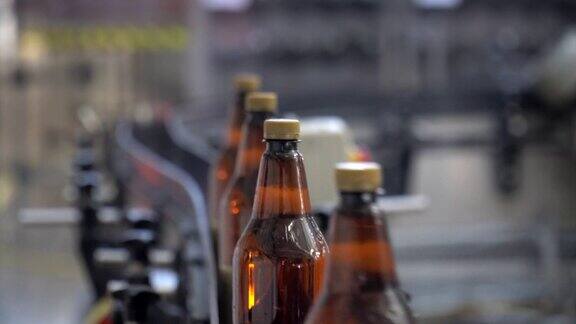 啤酒厂啤酒装瓶工艺流程啤酒厂啤酒装瓶工艺生产线上空铝啤酒罐正在传送带上移动