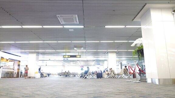 许多游客在机场大楼里等待起飞