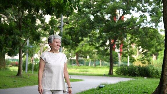 退休老妇人在公园慢跑健身