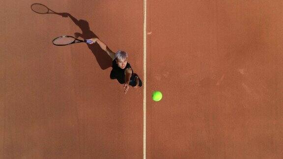 空中拍摄的网球发球和庆祝