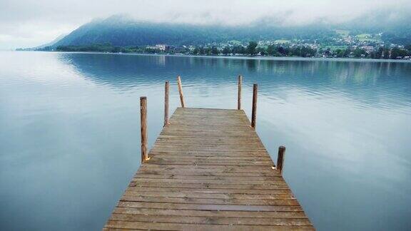 斯坦尼康镜头:木制码头上的风景如画的高山湖泊在奥地利的阿尔卑斯山