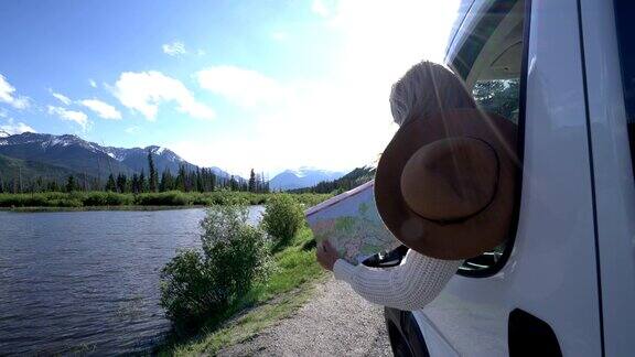 美丽的山路风景一位在加拿大旅行的女士看了看路线图