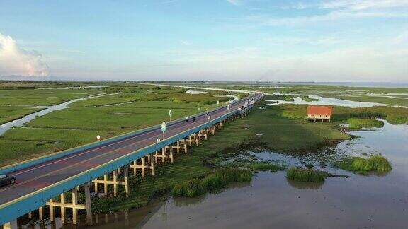 4k无人机电影飞过泰国八达隆横跨自然湖的公路桥