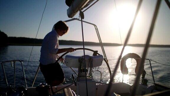 湖上的日落年轻人喜欢航海