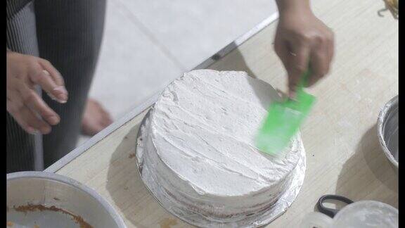 糕点师在蛋糕上涂奶油芝士黄油烘焙、烹饪、蛋糕装饰