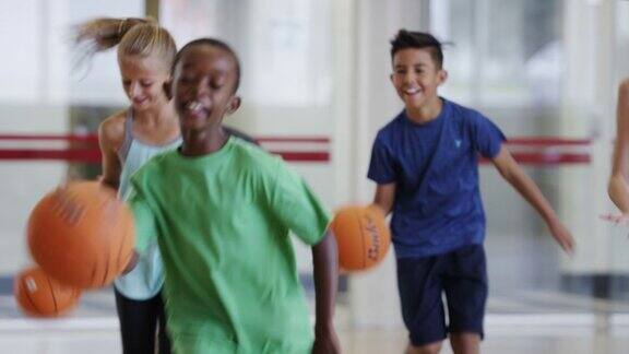 小学的孩子们在体育课上打篮球