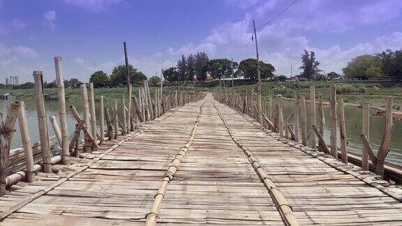 (POV)在河上的竹桥上行走
