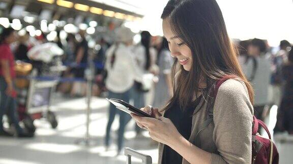 一名女子在机场使用手机
