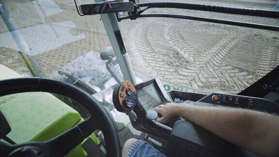 拖拉机驾驶室中的驾驶员视图农村农业车辆拖拉机驾驶面板