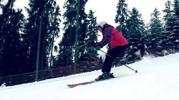 冬季活动女子快速滑雪在一个新雪上