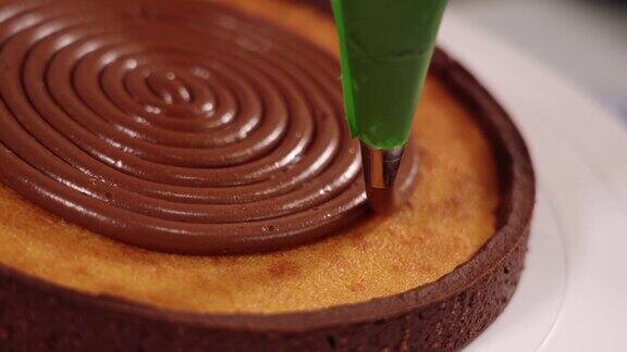 用美味的巧克力奶油填充传统挞