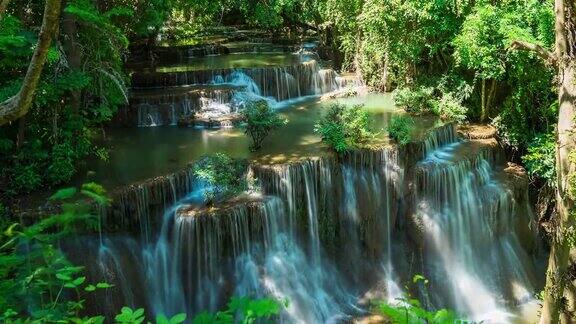 美丽的瀑布和小溪HuayMaeKhamin瀑布泰国