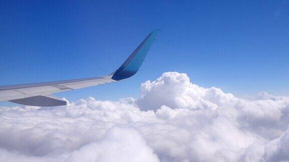 从飞行的飞机上看到的云景观