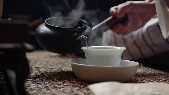 传统的中国功夫或功夫茶道开水倒进盖碗茶师将水倒入盖碗或中加入绿茶中国传统文化元素特写镜头4k