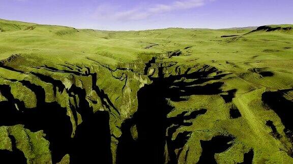 镜头-鸟瞰图冰岛Fjadrargljufur峡谷-无人机