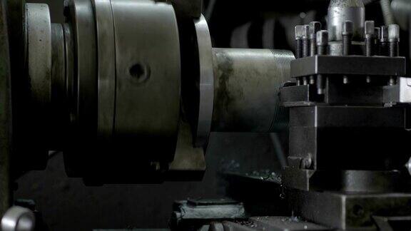 车床的运动工业建筑工厂车间零件在车床上加工钢金属螺旋小齿轮或蜗杆轴的刀具4k视频慢动作