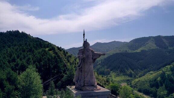 中国山西省雁门关长城上杨柳郎雕像的航拍照片